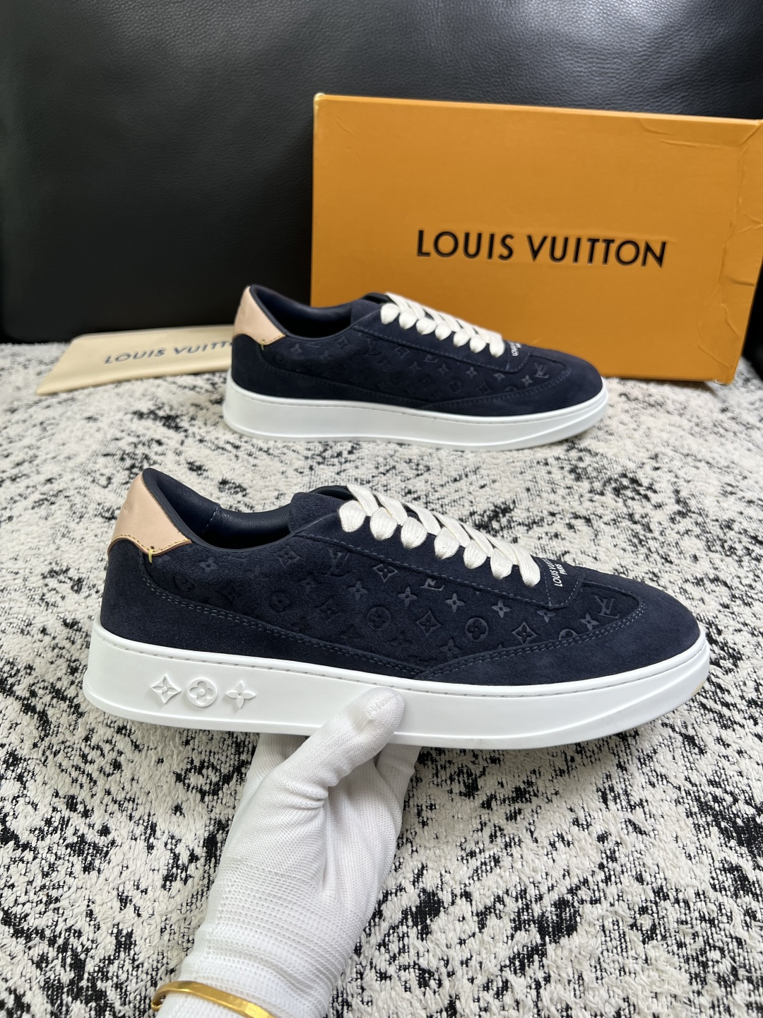 Lv  高品质  顶级工艺品  路易威登，运动板鞋专柜同步，鞋面意大利进口，高品质拼接缤纷色彩复杂工艺品，进口牛皮里垫柔