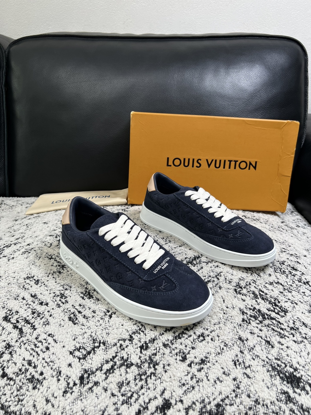 Lv  高品质  顶级工艺品  路易威登，运动板鞋专柜同步，鞋面意大利进口，高品质拼接缤纷色彩复杂工艺品，进口牛皮里垫柔