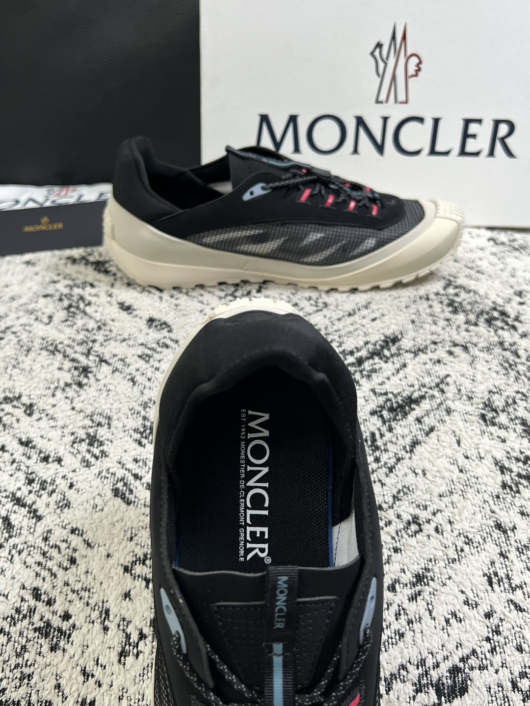 MONCLER  高品质  顶级工艺品   蒙口 新品专柜新款，原厂配置意大利进口牛皮搭配面料，高品质复杂拼接工艺，进口