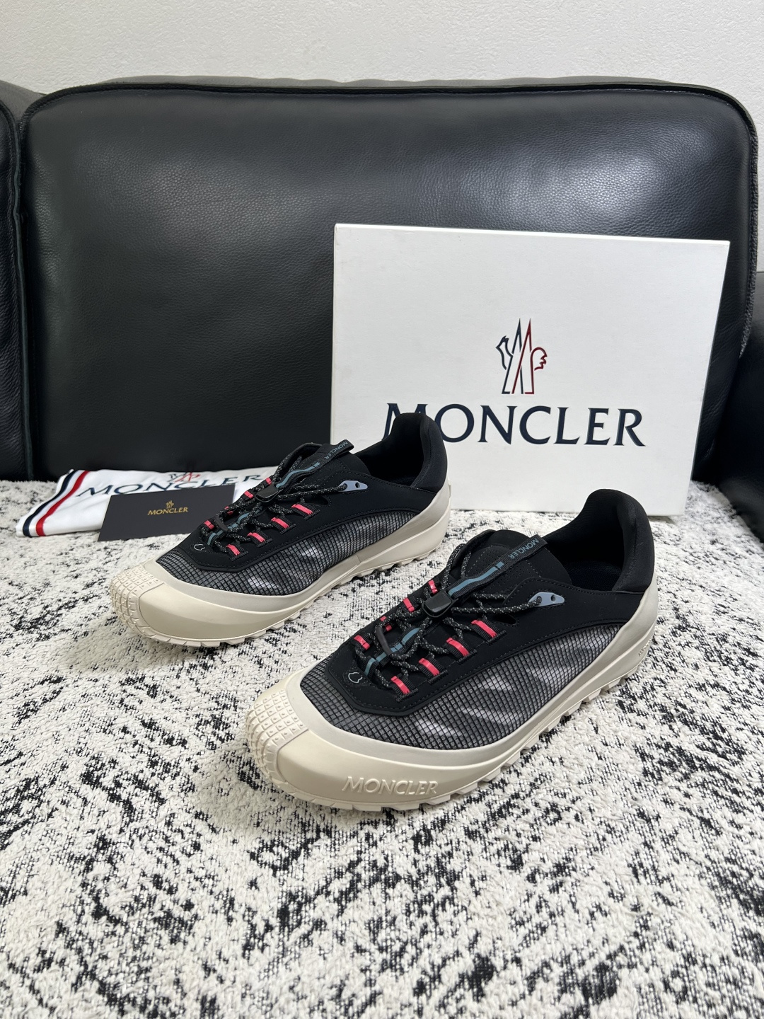 MONCLER  高品质  顶级工艺品   蒙口 新品专柜新款，原厂配置意大利进口牛皮搭配面料，高品质复杂拼接工艺，进口