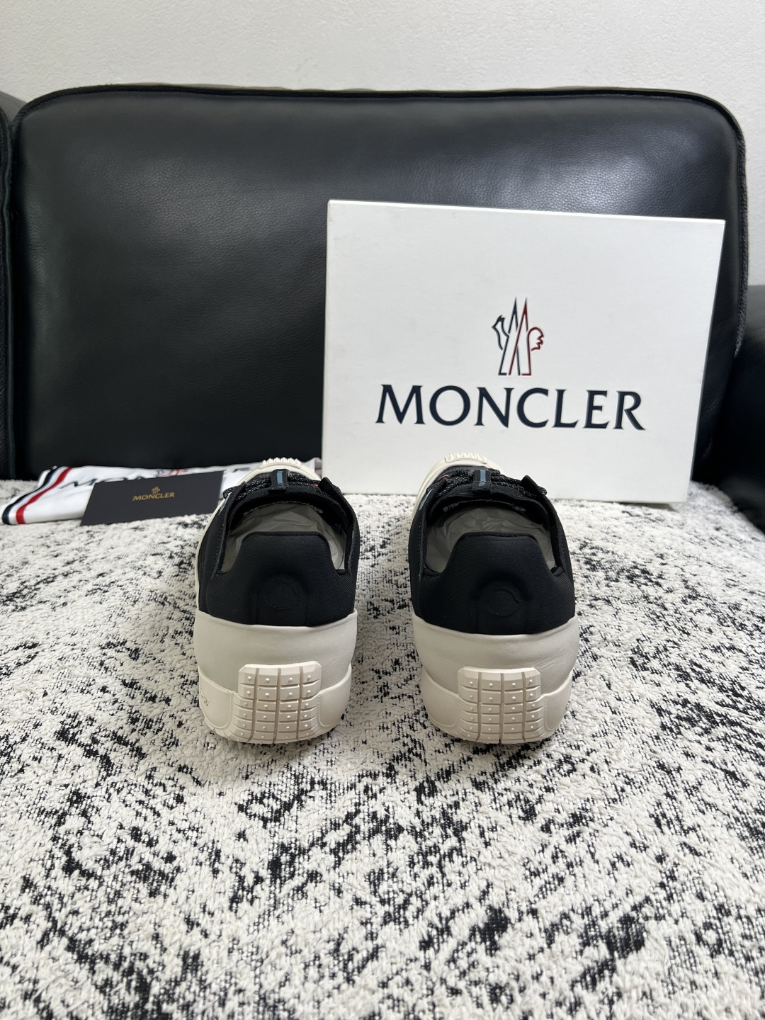 MONCLER  高品质  顶级工艺品   蒙口 新品专柜新款，原厂配置意大利进口牛皮搭配面料，高品质复杂拼接工艺，进口