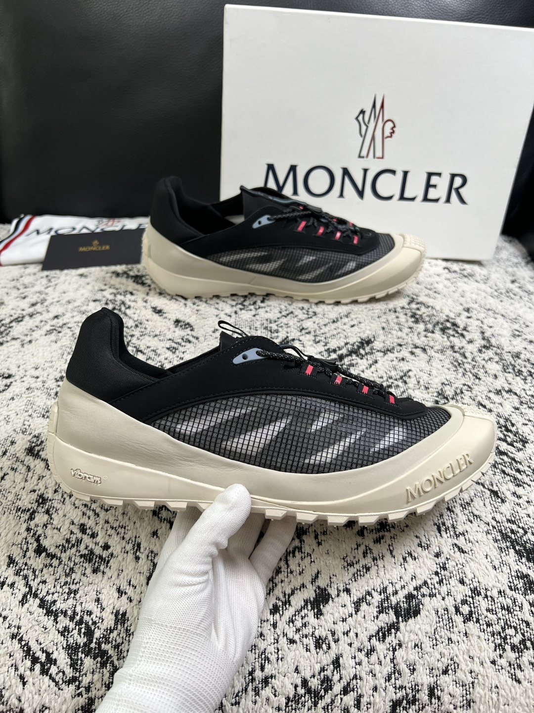 MONCLER  高品质  顶级工艺品   蒙口 新品专柜新款，原厂配置意大利进口牛皮搭配面料，高品质复杂拼接工艺，进口
