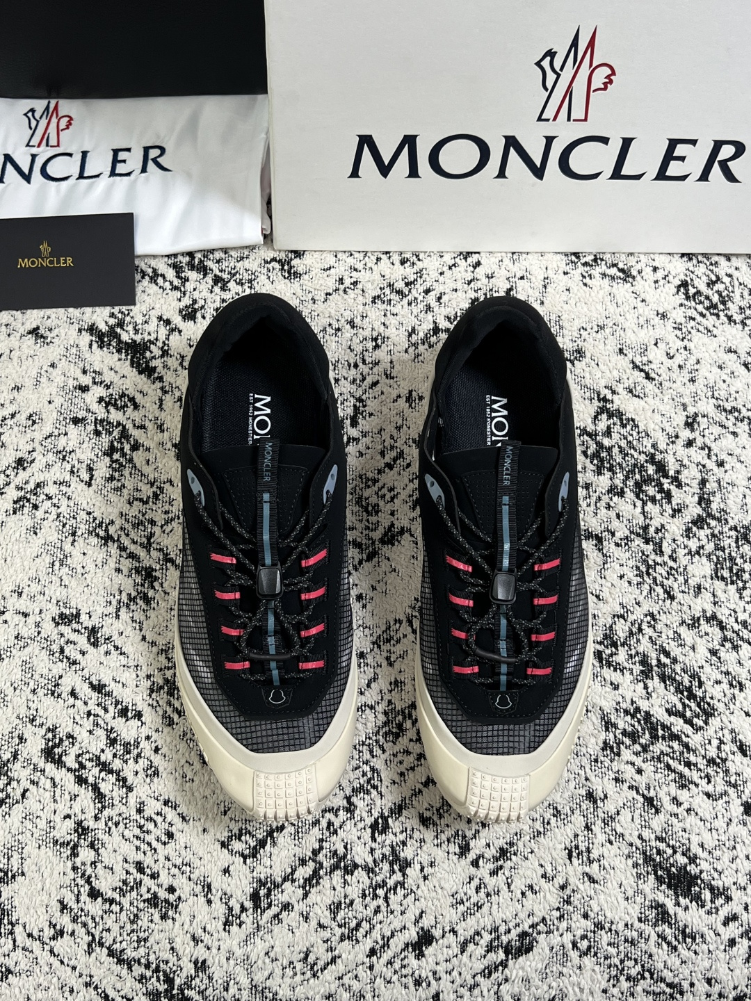 MONCLER  高品质  顶级工艺品   蒙口 新品专柜新款，原厂配置意大利进口牛皮搭配面料，高品质复杂拼接工艺，进口