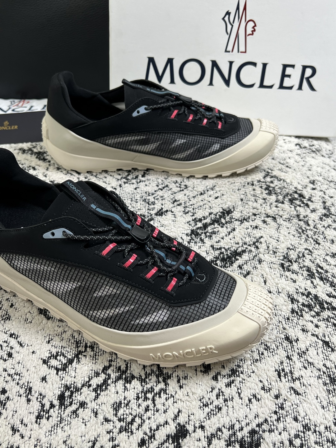 MONCLER  高品质  顶级工艺品   蒙口 新品专柜新款，原厂配置意大利进口牛皮搭配面料，高品质复杂拼接工艺，进口