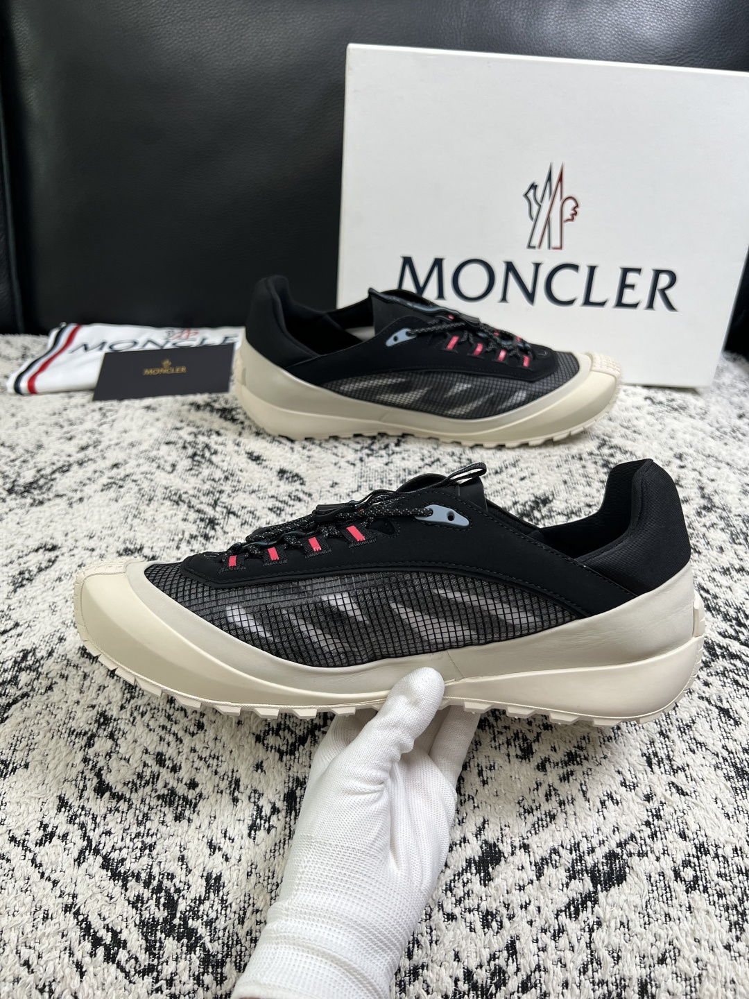 MONCLER  高品质  顶级工艺品   蒙口 新品专柜新款，原厂配置意大利进口牛皮搭配面料，高品质复杂拼接工艺，进口