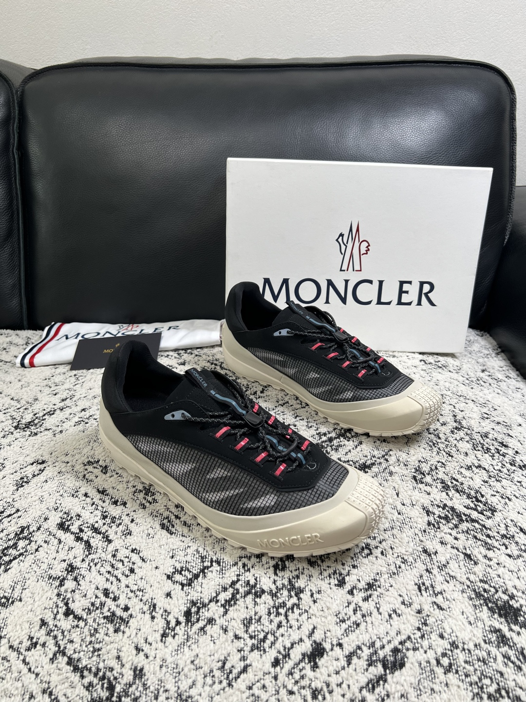 MONCLER  高品质  顶级工艺品   蒙口 新品专柜新款，原厂配置意大利进口牛皮搭配面料，高品质复杂拼接工艺，进口