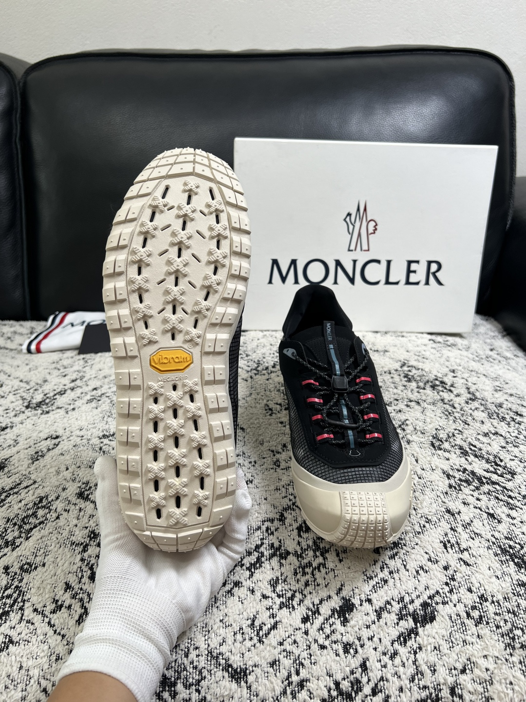 MONCLER  高品质  顶级工艺品   蒙口 新品专柜新款，原厂配置意大利进口牛皮搭配面料，高品质复杂拼接工艺，进口