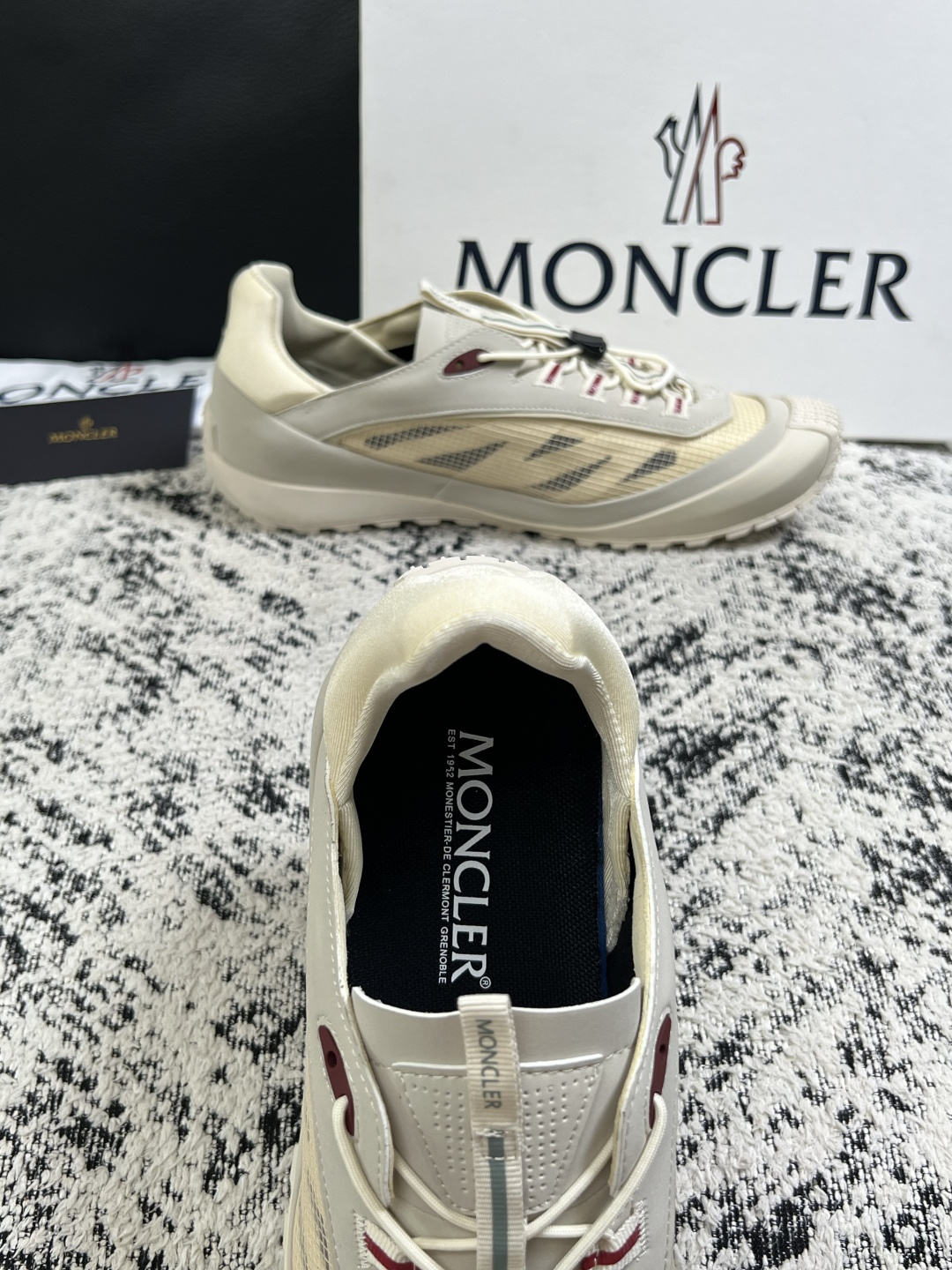 MONCLER  高品质  顶级工艺品   蒙口 新品专柜新款，原厂配置意大利进口牛皮搭配面料，高品质复杂拼接工艺，进口