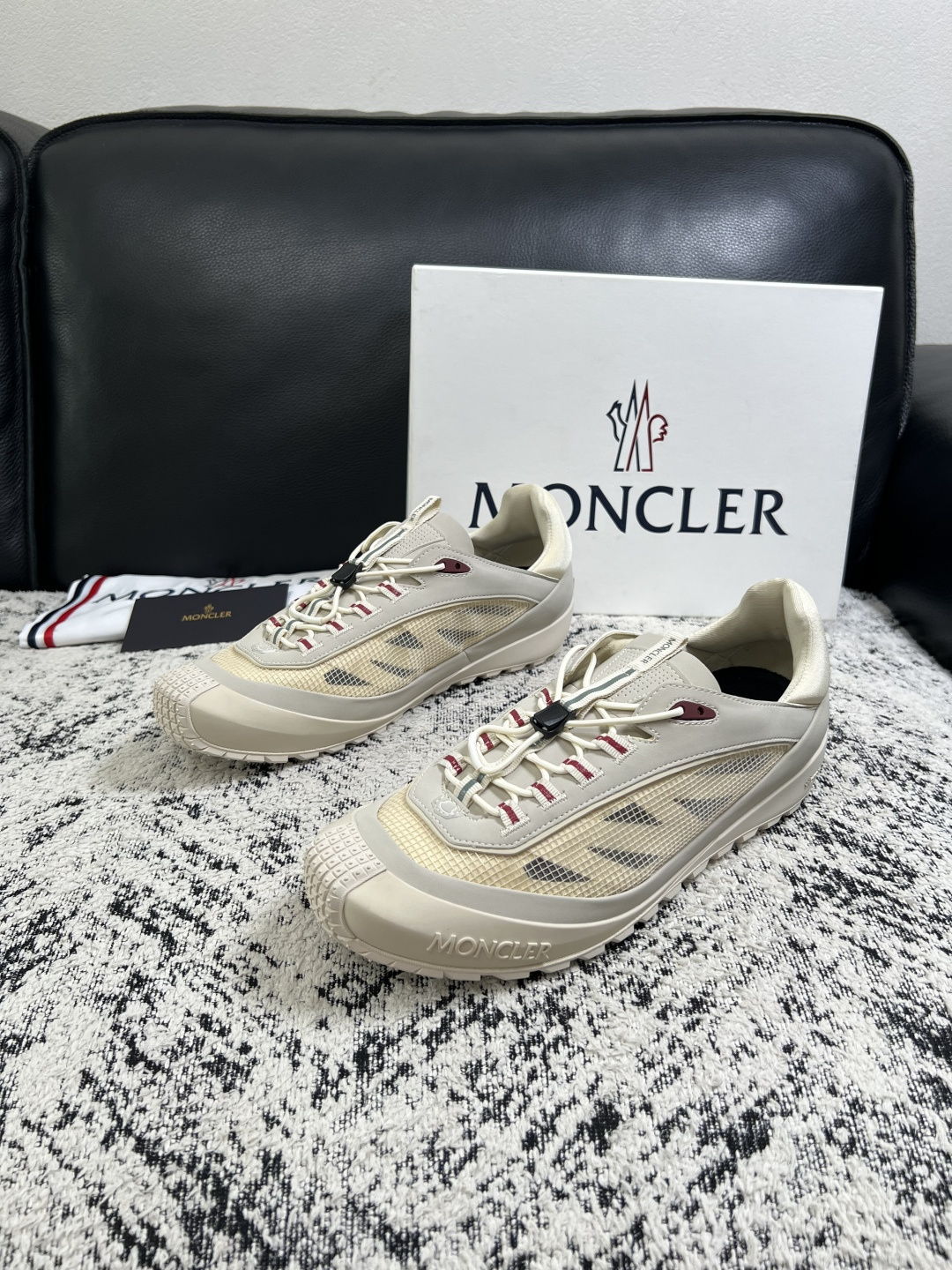 MONCLER  高品质  顶级工艺品   蒙口 新品专柜新款，原厂配置意大利进口牛皮搭配面料，高品质复杂拼接工艺，进口