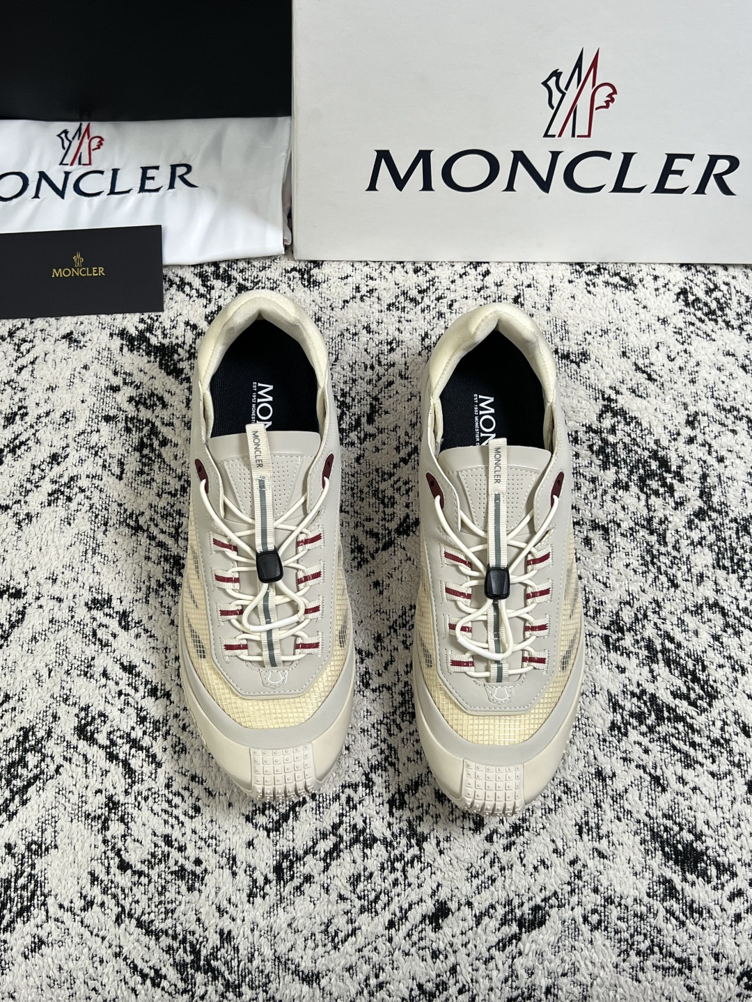 MONCLER  高品质  顶级工艺品   蒙口 新品专柜新款，原厂配置意大利进口牛皮搭配面料，高品质复杂拼接工艺，进口