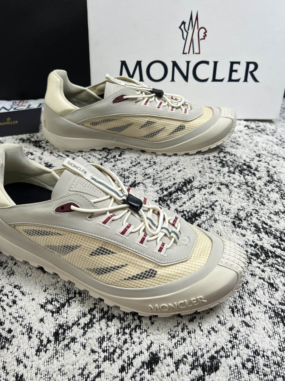 MONCLER  高品质  顶级工艺品   蒙口 新品专柜新款，原厂配置意大利进口牛皮搭配面料，高品质复杂拼接工艺，进口
