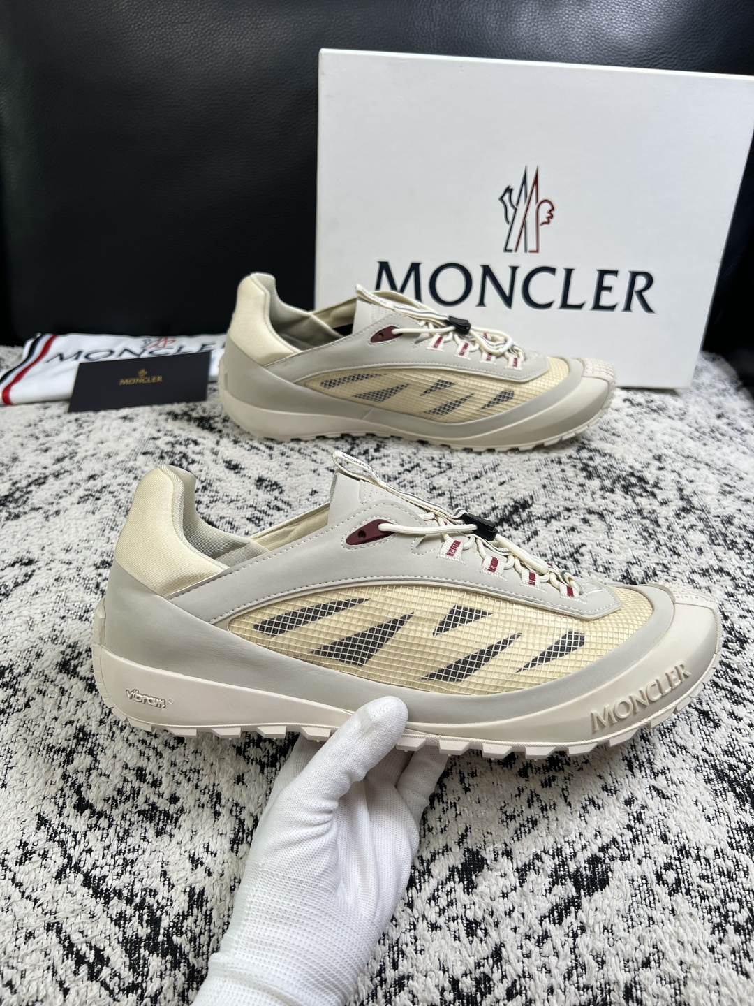 MONCLER  高品质  顶级工艺品   蒙口 新品专柜新款，原厂配置意大利进口牛皮搭配面料，高品质复杂拼接工艺，进口