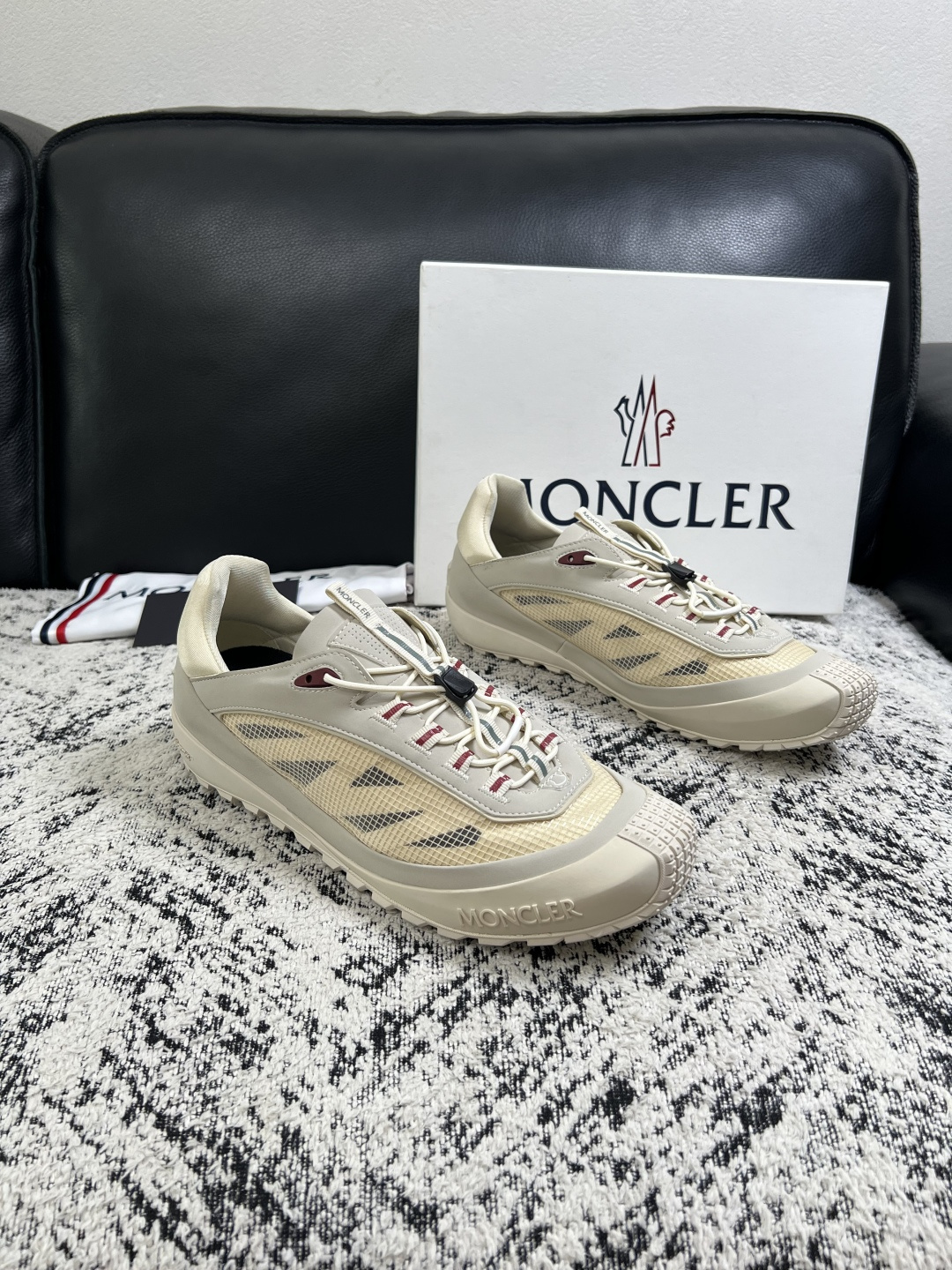 MONCLER  高品质  顶级工艺品   蒙口 新品专柜新款，原厂配置意大利进口牛皮搭配面料，高品质复杂拼接工艺，进口