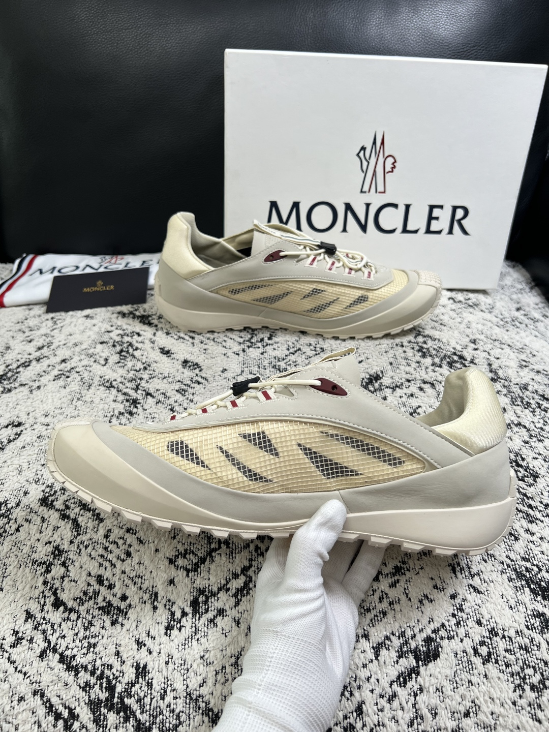 MONCLER  高品质  顶级工艺品   蒙口 新品专柜新款，原厂配置意大利进口牛皮搭配面料，高品质复杂拼接工艺，进口