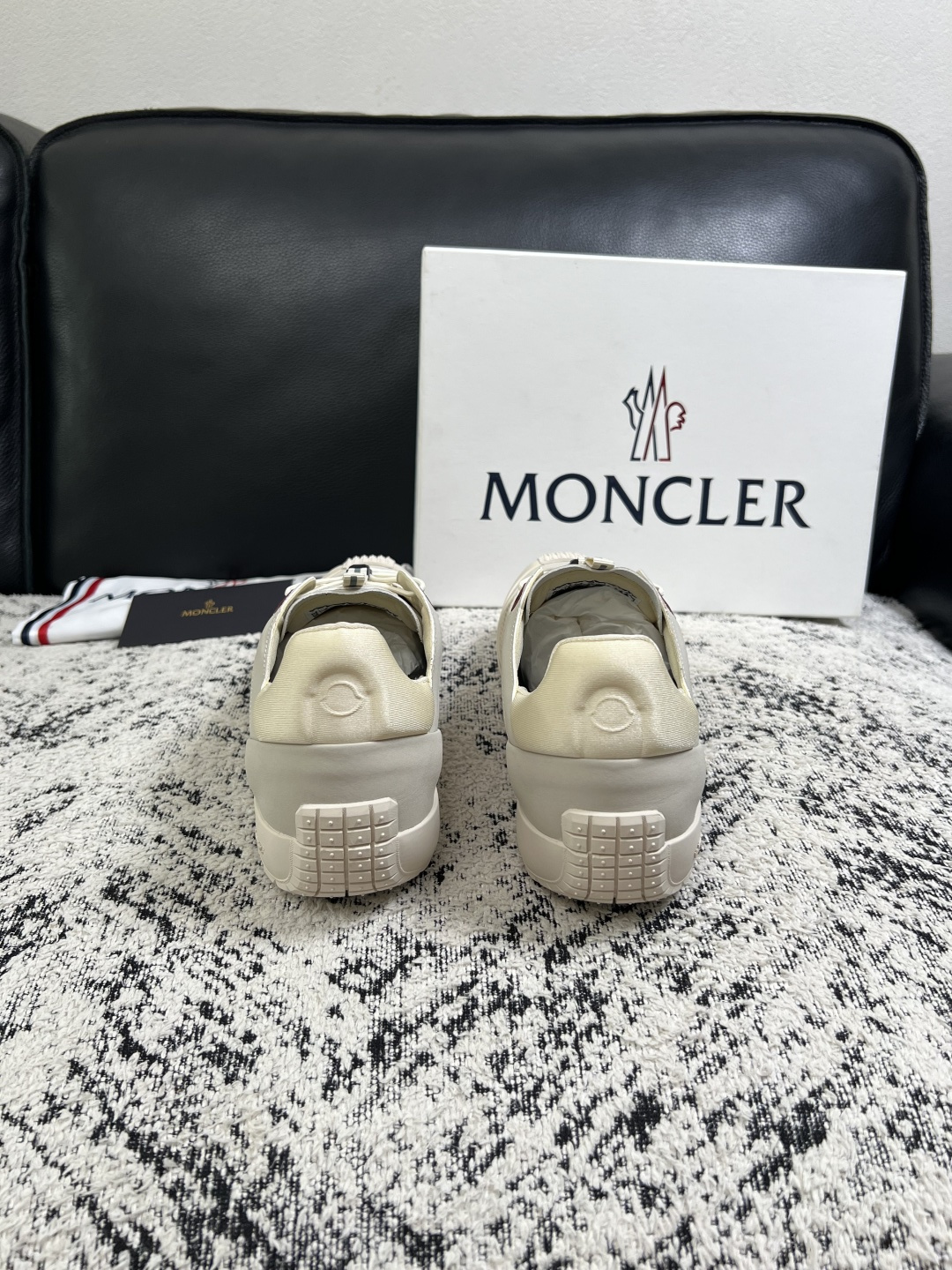 MONCLER  高品质  顶级工艺品   蒙口 新品专柜新款，原厂配置意大利进口牛皮搭配面料，高品质复杂拼接工艺，进口