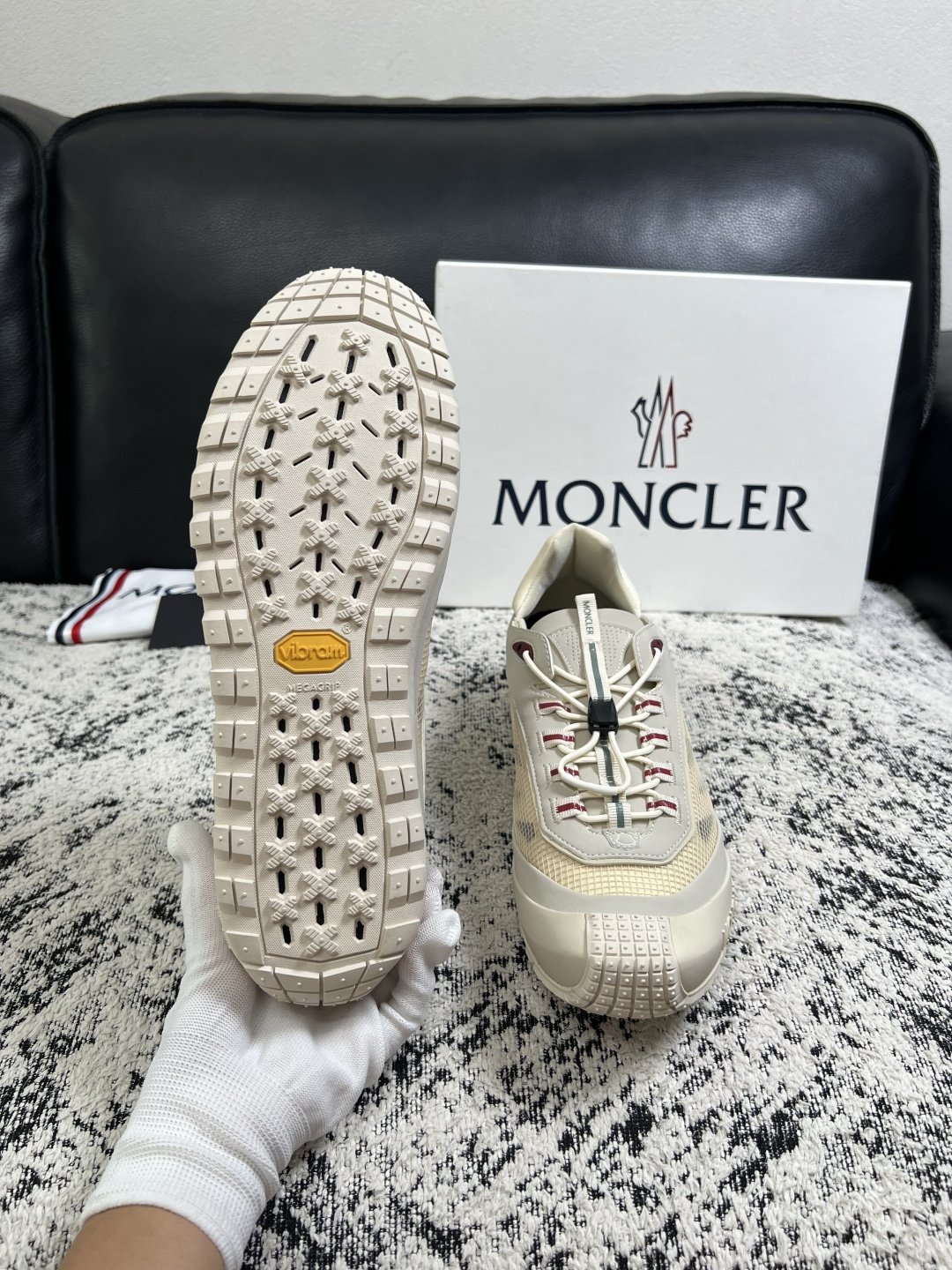 MONCLER  高品质  顶级工艺品   蒙口 新品专柜新款，原厂配置意大利进口牛皮搭配面料，高品质复杂拼接工艺，进口