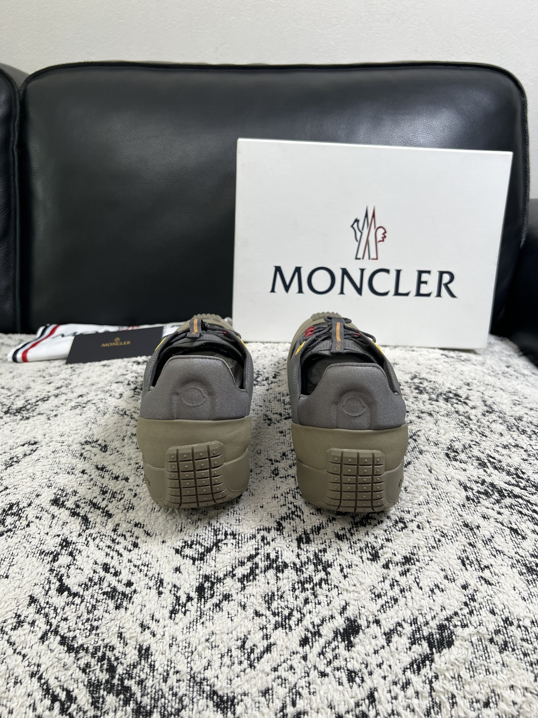 MONCLER  高品质  顶级工艺品   蒙口 新品专柜新款，原厂配置意大利进口牛皮搭配面料，高品质复杂拼接工艺，进口