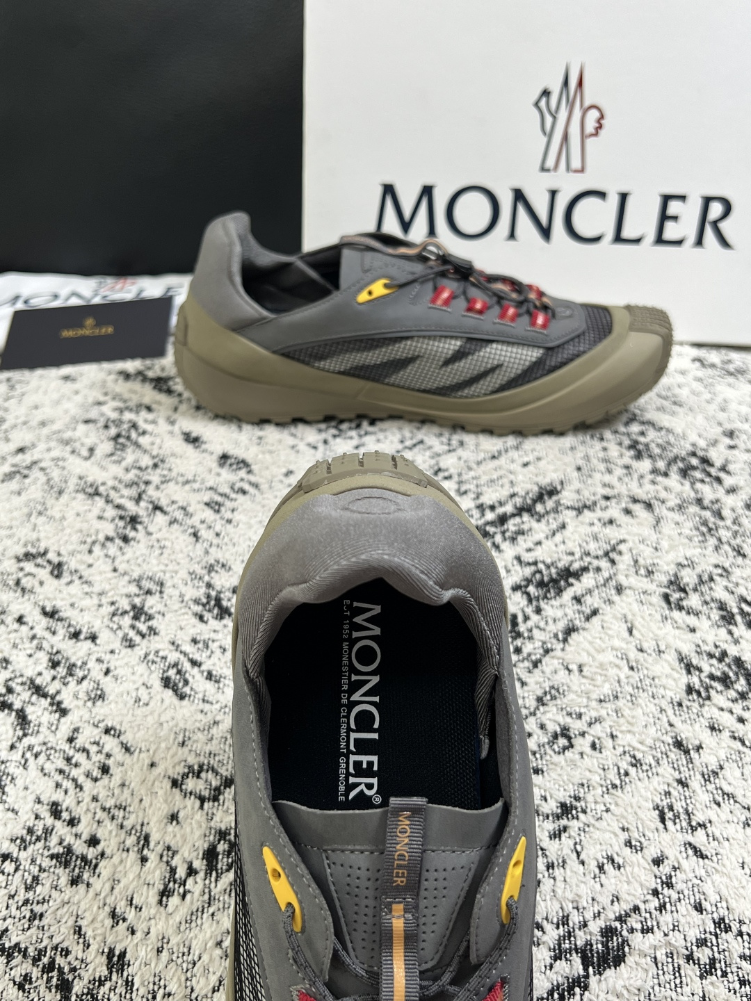 MONCLER  高品质  顶级工艺品   蒙口 新品专柜新款，原厂配置意大利进口牛皮搭配面料，高品质复杂拼接工艺，进口
