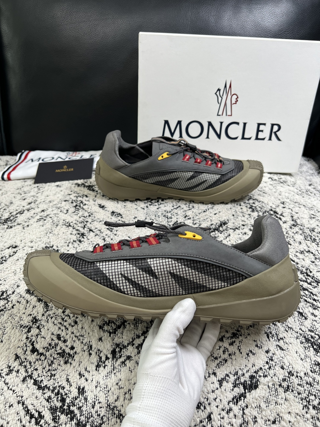 MONCLER  高品质  顶级工艺品   蒙口 新品专柜新款，原厂配置意大利进口牛皮搭配面料，高品质复杂拼接工艺，进口