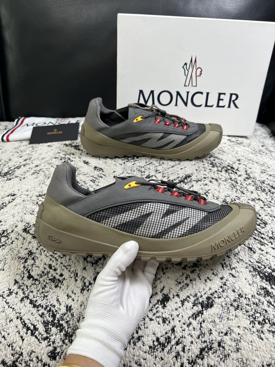 MONCLER  高品质  顶级工艺品   蒙口 新品专柜新款，原厂配置意大利进口牛皮搭配面料，高品质复杂拼接工艺，进口
