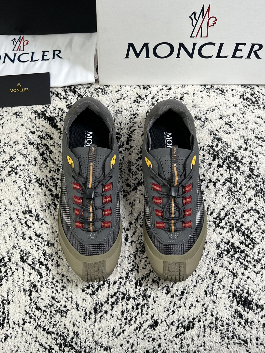 MONCLER  高品质  顶级工艺品   蒙口 新品专柜新款，原厂配置意大利进口牛皮搭配面料，高品质复杂拼接工艺，进口