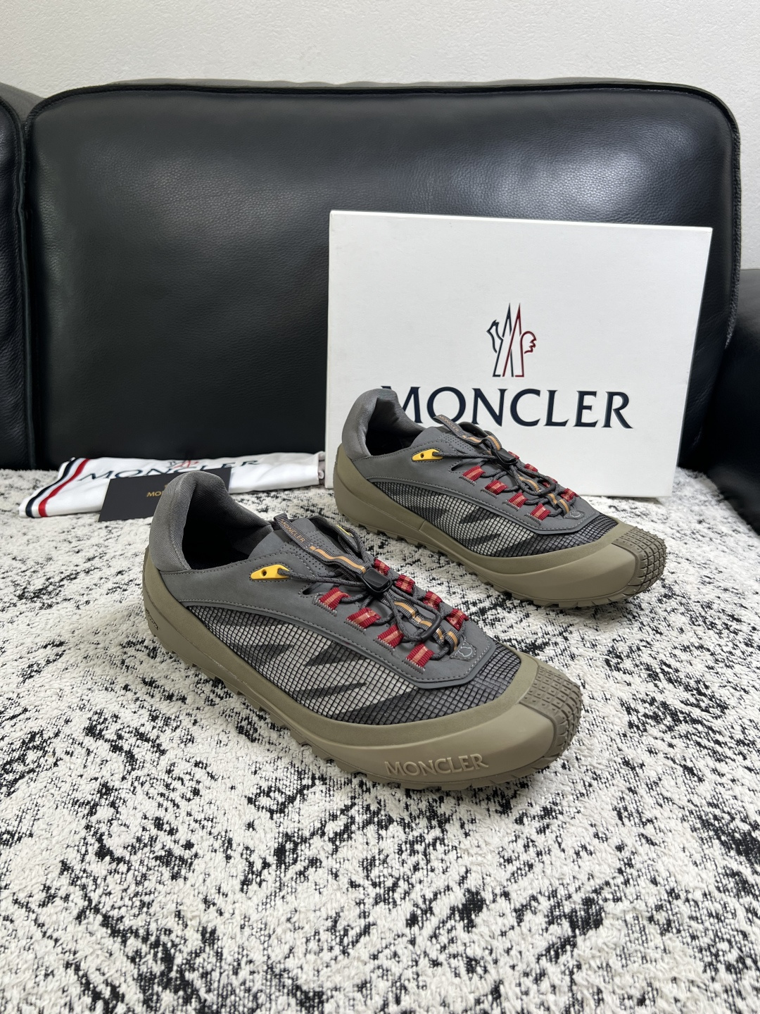 MONCLER  高品质  顶级工艺品   蒙口 新品专柜新款，原厂配置意大利进口牛皮搭配面料，高品质复杂拼接工艺，进口