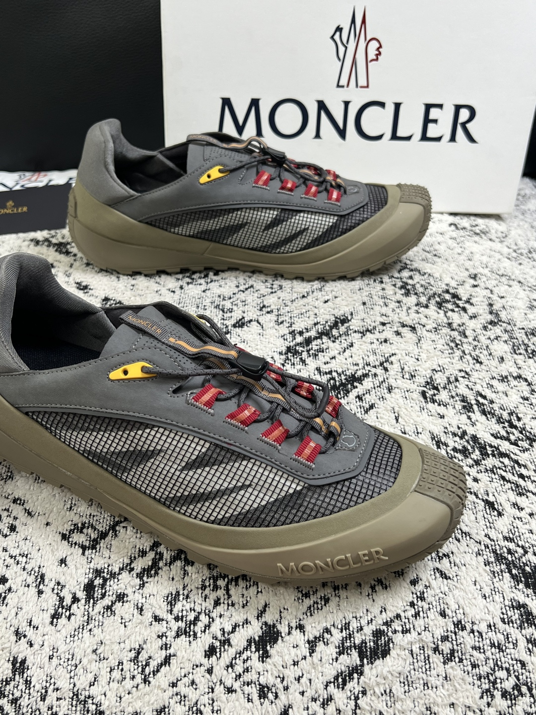 MONCLER  高品质  顶级工艺品   蒙口 新品专柜新款，原厂配置意大利进口牛皮搭配面料，高品质复杂拼接工艺，进口