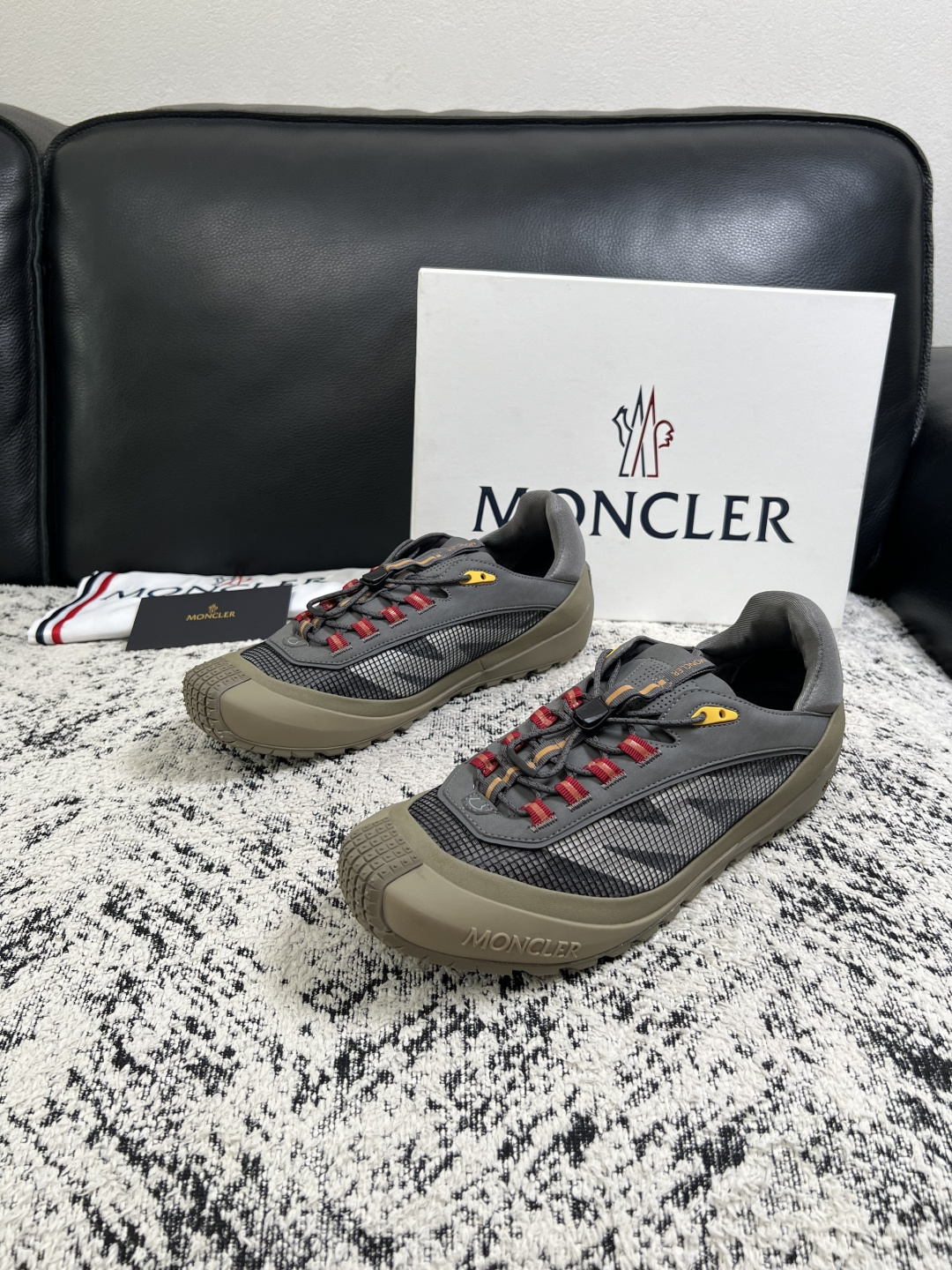 MONCLER  高品质  顶级工艺品   蒙口 新品专柜新款，原厂配置意大利进口牛皮搭配面料，高品质复杂拼接工艺，进口