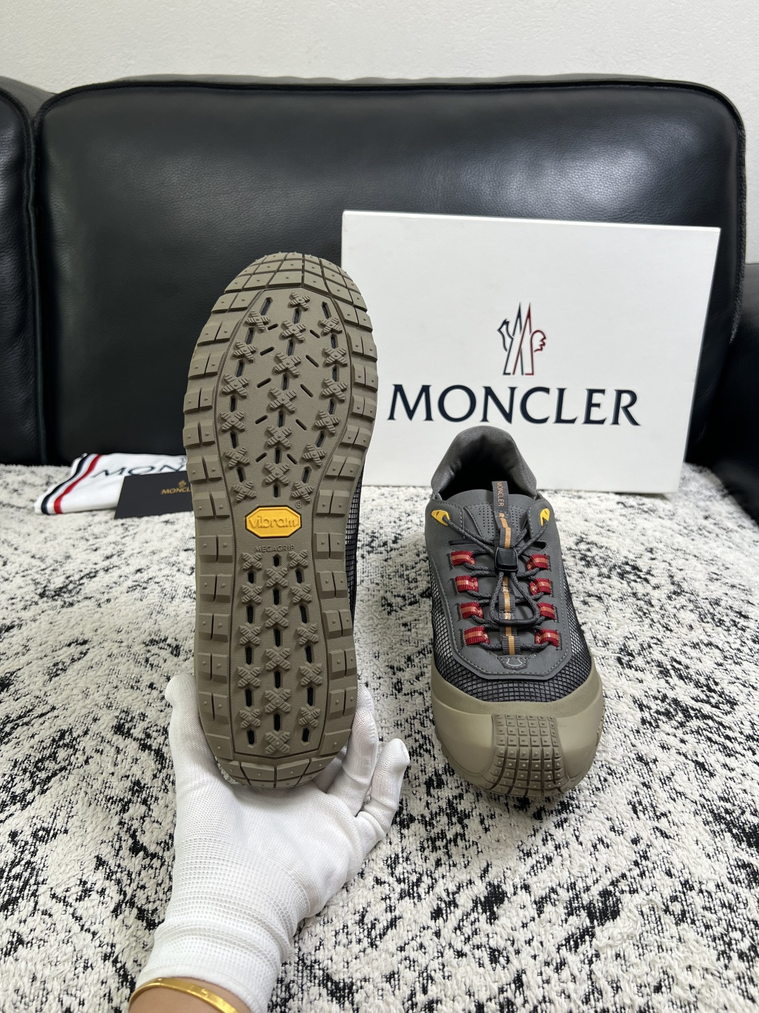 MONCLER  高品质  顶级工艺品   蒙口 新品专柜新款，原厂配置意大利进口牛皮搭配面料，高品质复杂拼接工艺，进口
