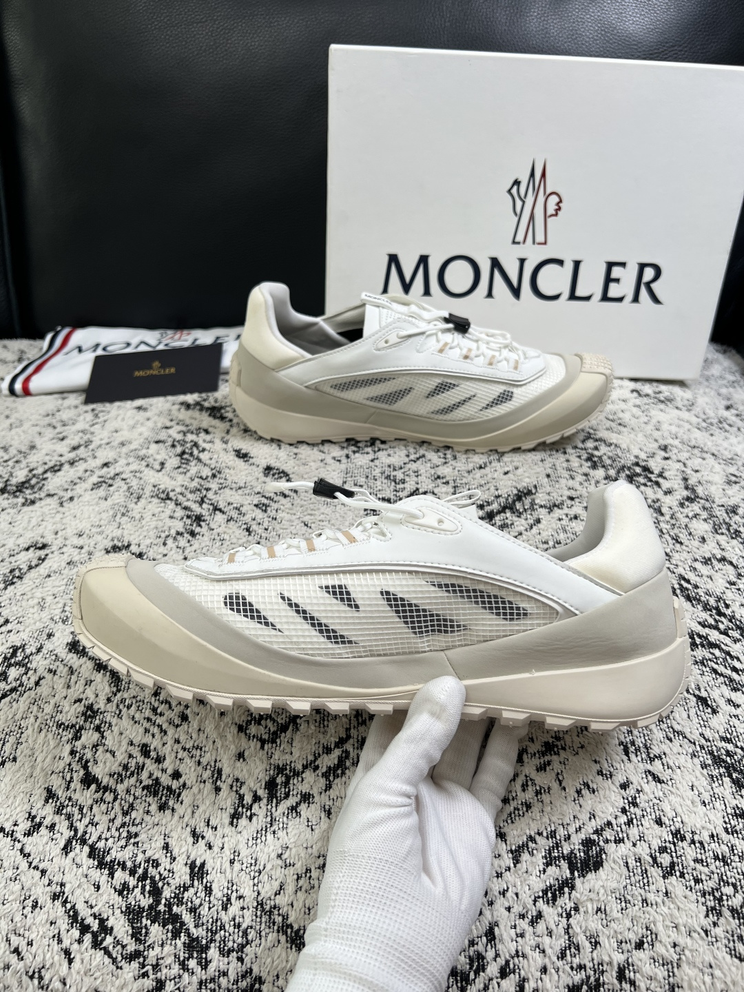 MONCLER  高品质  顶级工艺品   蒙口 新品专柜新款，原厂配置意大利进口牛皮搭配面料，高品质复杂拼接工艺，进口