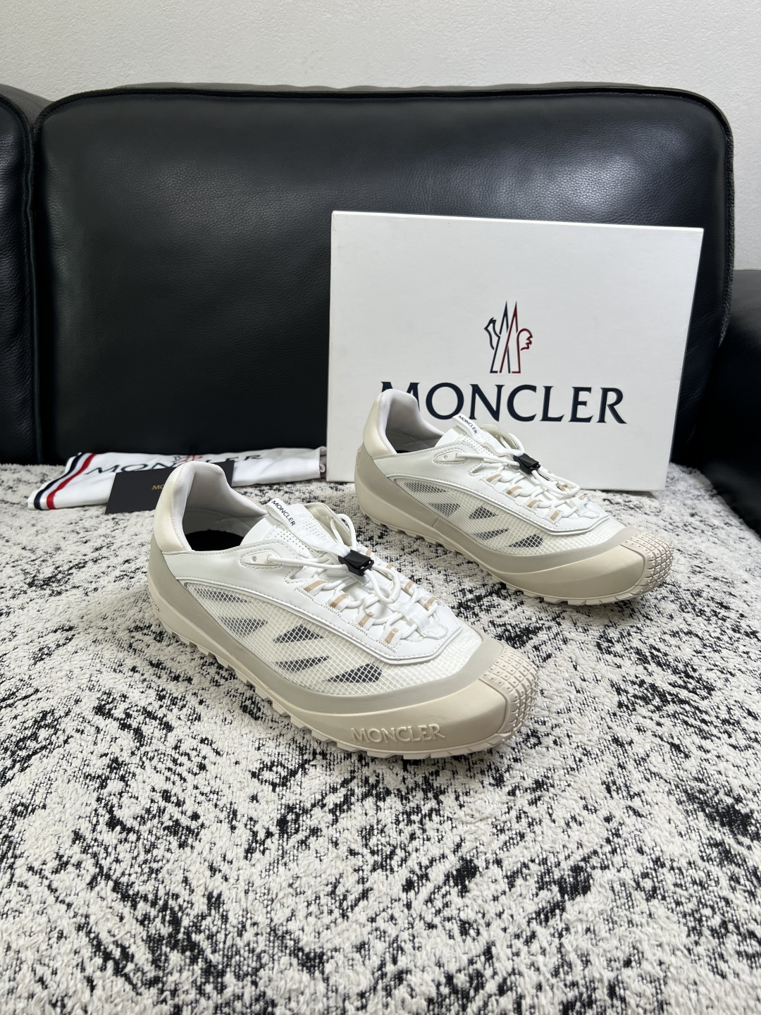 MONCLER  高品质  顶级工艺品   蒙口 新品专柜新款，原厂配置意大利进口牛皮搭配面料，高品质复杂拼接工艺，进口