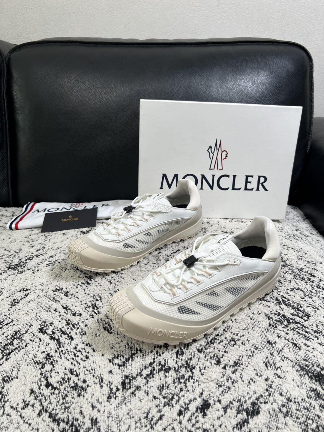 MONCLER  高品质  顶级工艺品   蒙口 新品专柜新款，原厂配置意大利进口牛皮搭配面料，高品质复杂拼接工艺，进口
