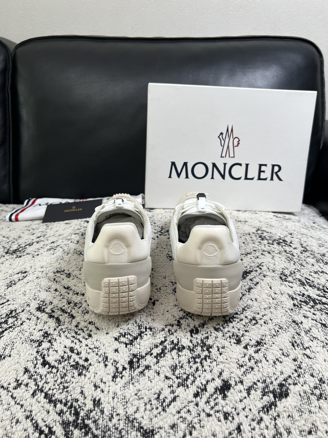 MONCLER  高品质  顶级工艺品   蒙口 新品专柜新款，原厂配置意大利进口牛皮搭配面料，高品质复杂拼接工艺，进口