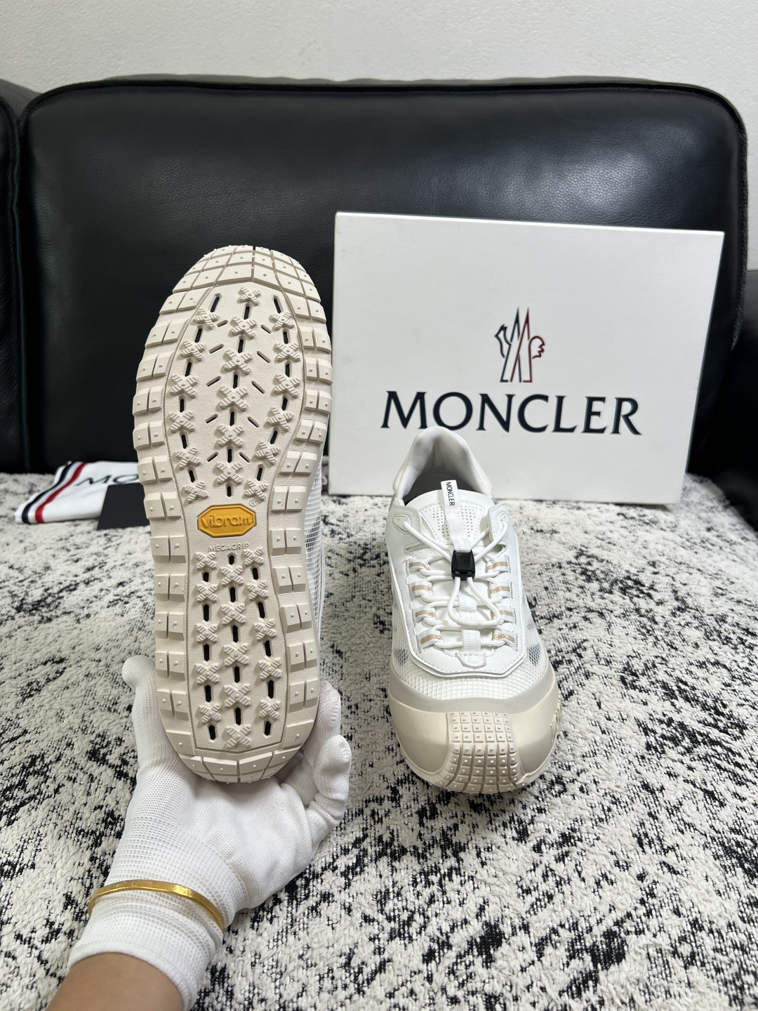 MONCLER  高品质  顶级工艺品   蒙口 新品专柜新款，原厂配置意大利进口牛皮搭配面料，高品质复杂拼接工艺，进口