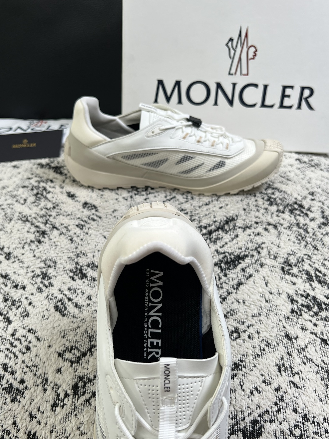 MONCLER  高品质  顶级工艺品   蒙口 新品专柜新款，原厂配置意大利进口牛皮搭配面料，高品质复杂拼接工艺，进口