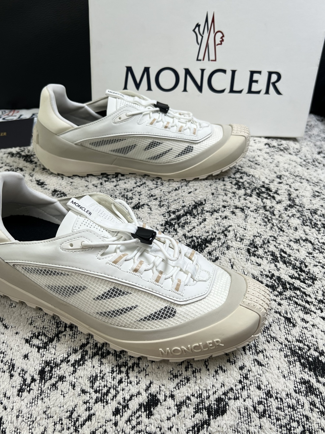 MONCLER  高品质  顶级工艺品   蒙口 新品专柜新款，原厂配置意大利进口牛皮搭配面料，高品质复杂拼接工艺，进口