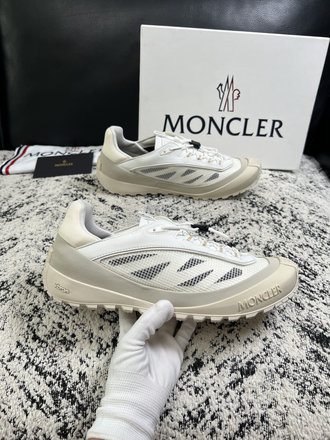MONCLER  高品质  顶级工艺品   蒙口 新品专柜新款，原厂配置意大利进口牛皮搭配面料，高品质复杂拼接工艺，进口