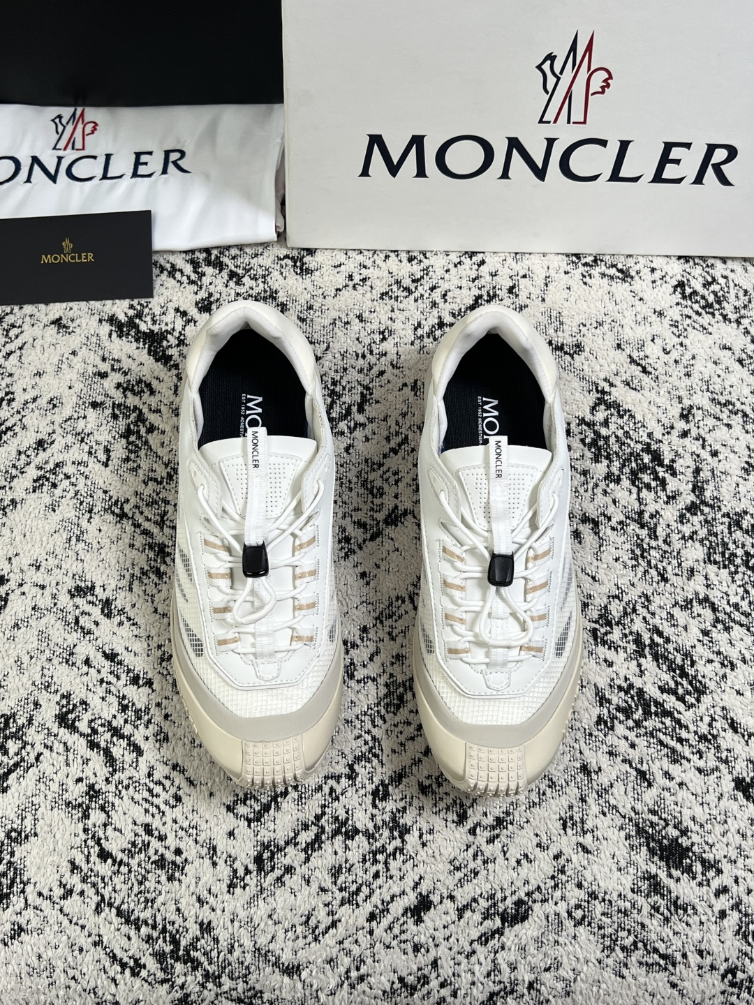 MONCLER  高品质  顶级工艺品   蒙口 新品专柜新款，原厂配置意大利进口牛皮搭配面料，高品质复杂拼接工艺，进口