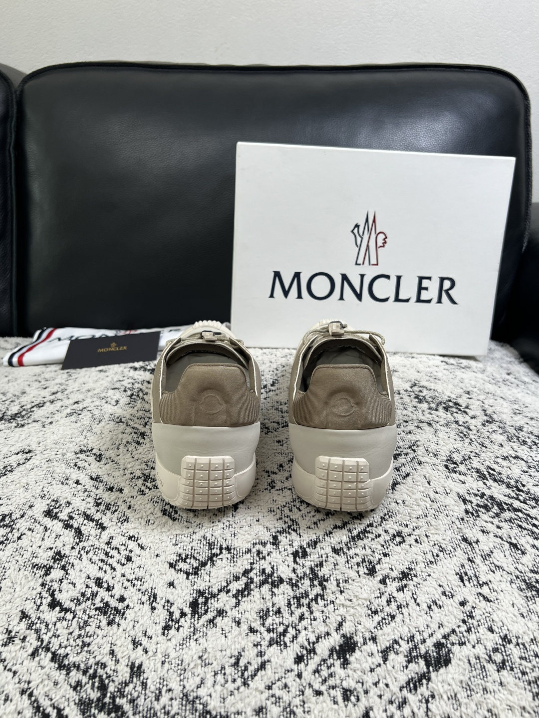 MONCLER  高品质  顶级工艺品   蒙口 新品专柜新款，原厂配置意大利进口牛皮搭配面料，高品质复杂拼接工艺，进口