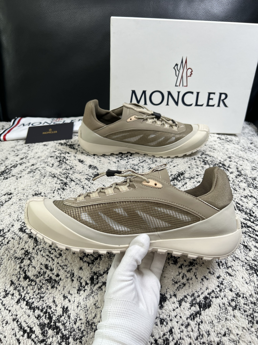 MONCLER  高品质  顶级工艺品   蒙口 新品专柜新款，原厂配置意大利进口牛皮搭配面料，高品质复杂拼接工艺，进口