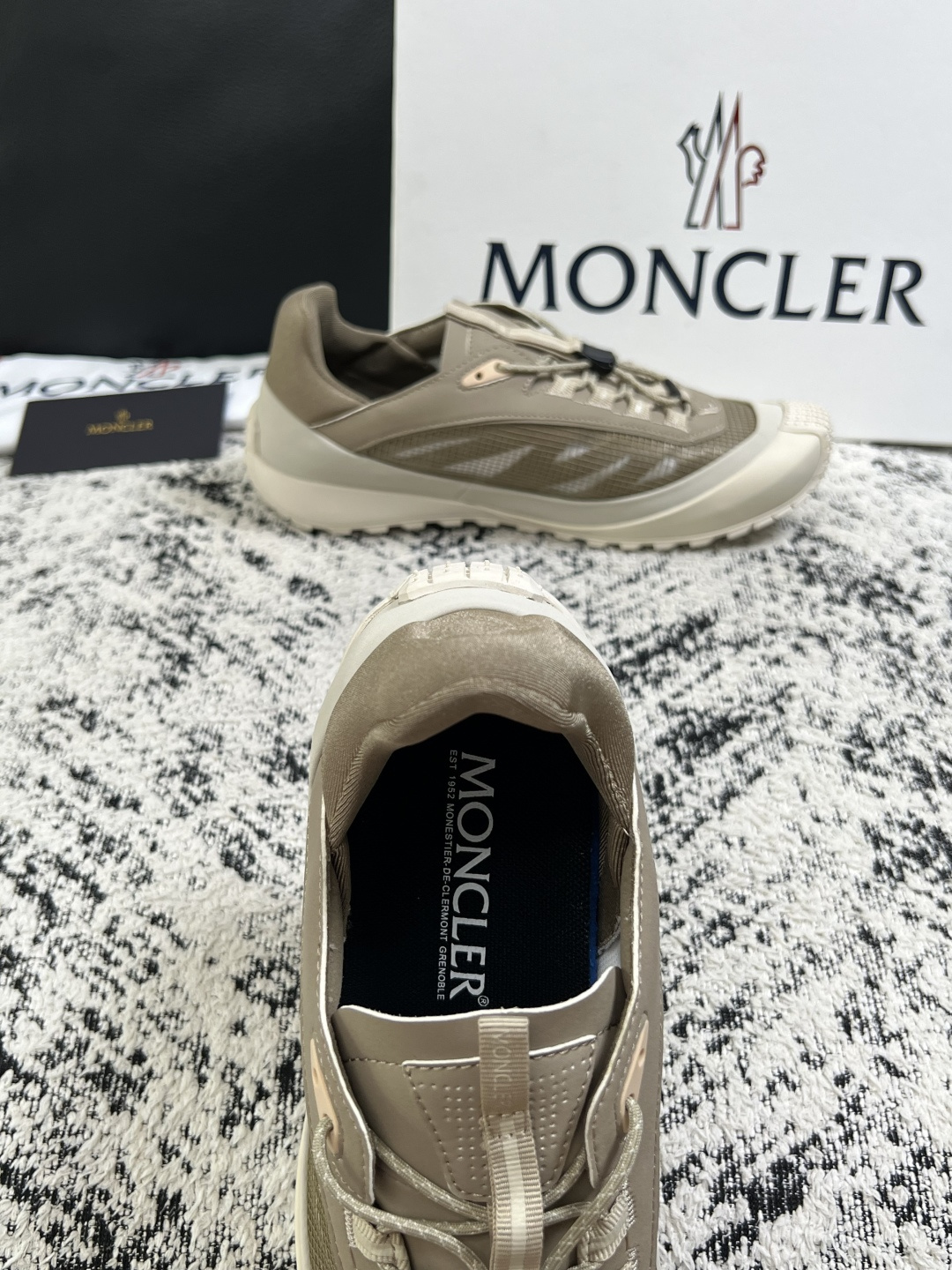 MONCLER  高品质  顶级工艺品   蒙口 新品专柜新款，原厂配置意大利进口牛皮搭配面料，高品质复杂拼接工艺，进口