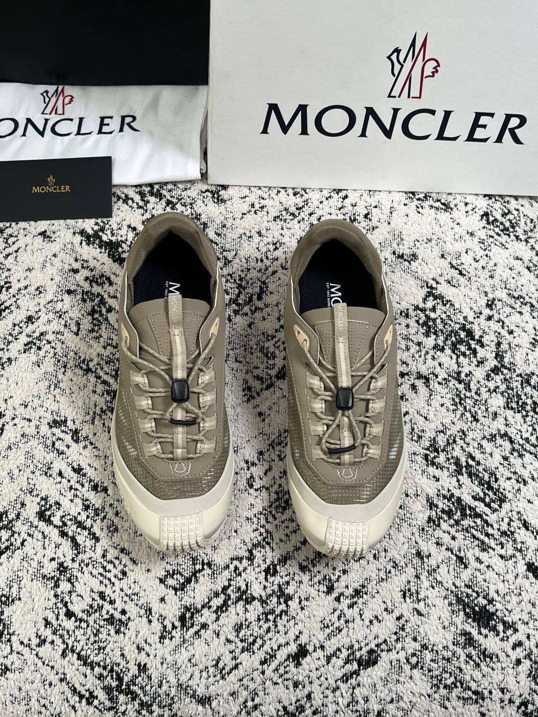 MONCLER  高品质  顶级工艺品   蒙口 新品专柜新款，原厂配置意大利进口牛皮搭配面料，高品质复杂拼接工艺，进口