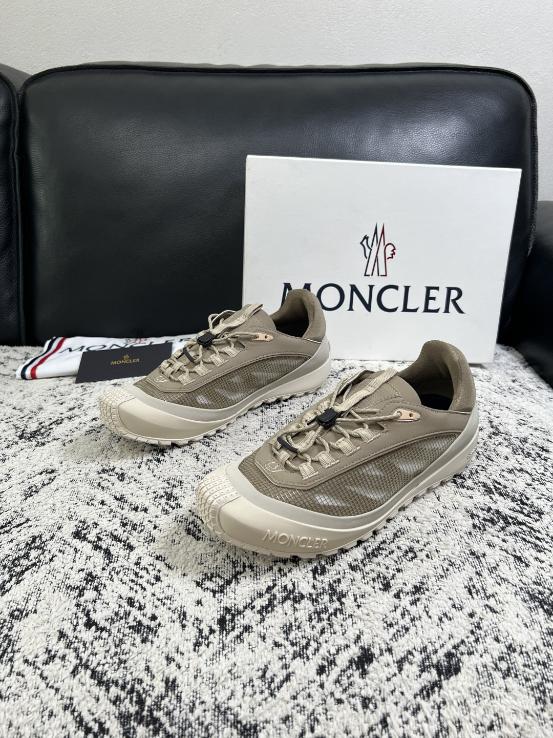 MONCLER  高品质  顶级工艺品   蒙口 新品专柜新款，原厂配置意大利进口牛皮搭配面料，高品质复杂拼接工艺，进口