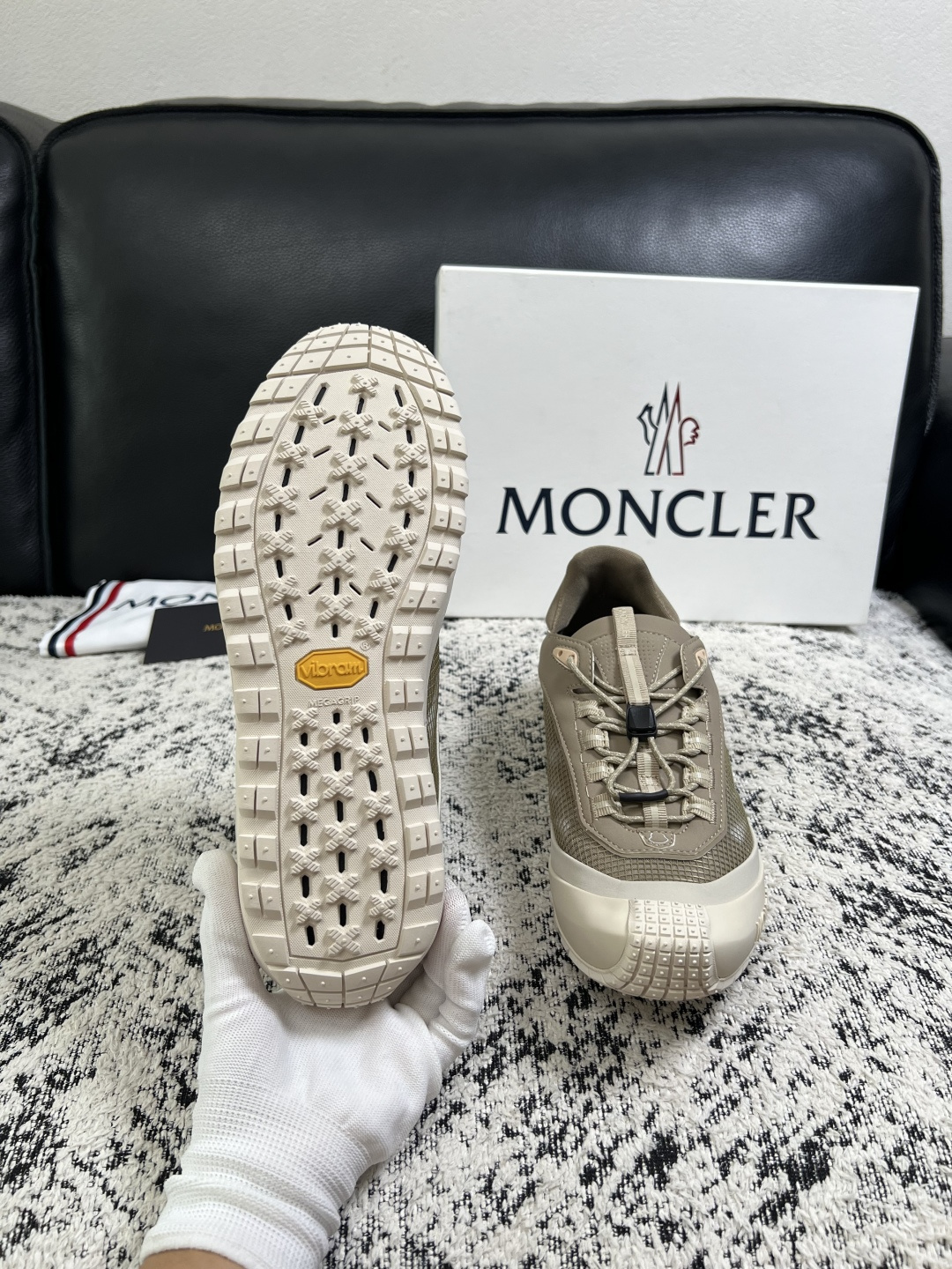 MONCLER  高品质  顶级工艺品   蒙口 新品专柜新款，原厂配置意大利进口牛皮搭配面料，高品质复杂拼接工艺，进口