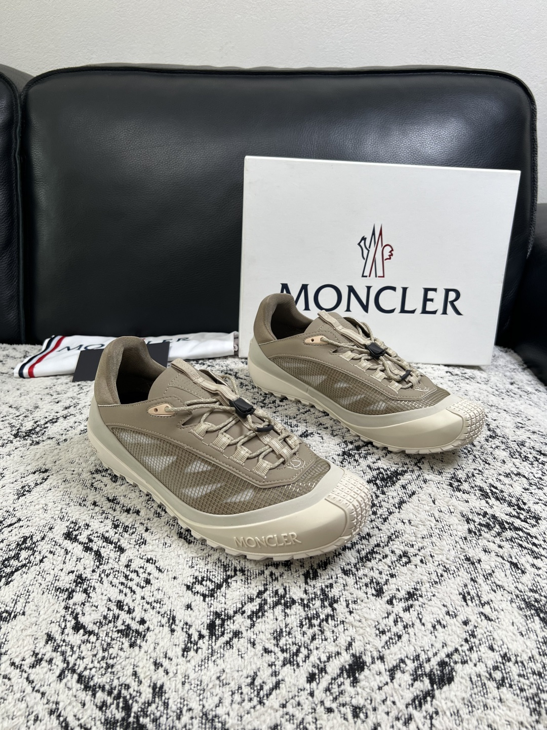 MONCLER  高品质  顶级工艺品   蒙口 新品专柜新款，原厂配置意大利进口牛皮搭配面料，高品质复杂拼接工艺，进口