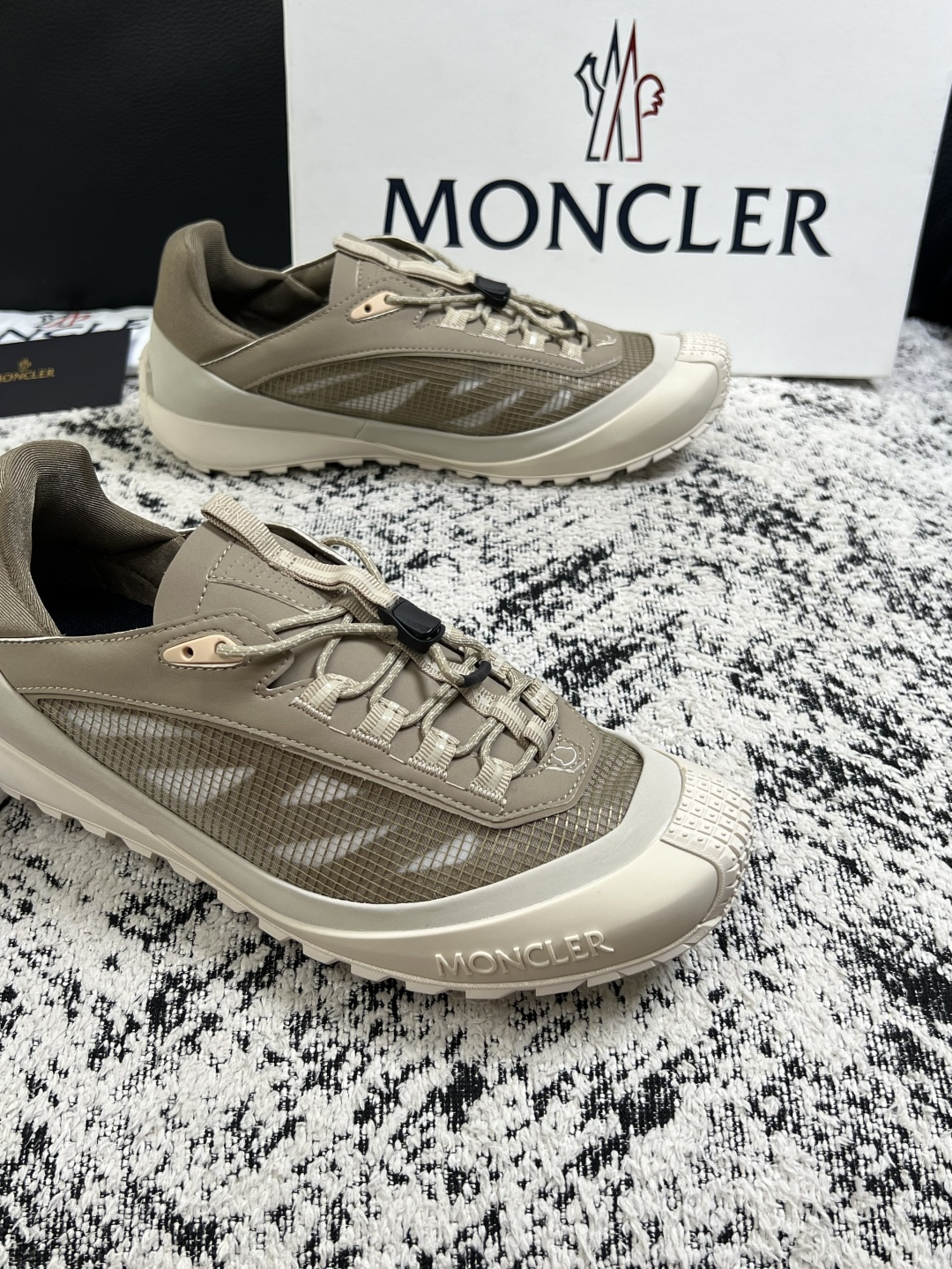 MONCLER  高品质  顶级工艺品   蒙口 新品专柜新款，原厂配置意大利进口牛皮搭配面料，高品质复杂拼接工艺，进口