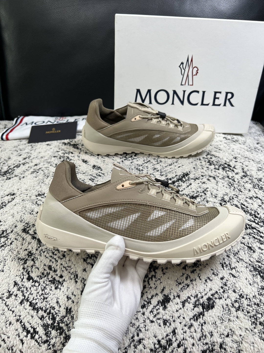 MONCLER  高品质  顶级工艺品   蒙口 新品专柜新款，原厂配置意大利进口牛皮搭配面料，高品质复杂拼接工艺，进口