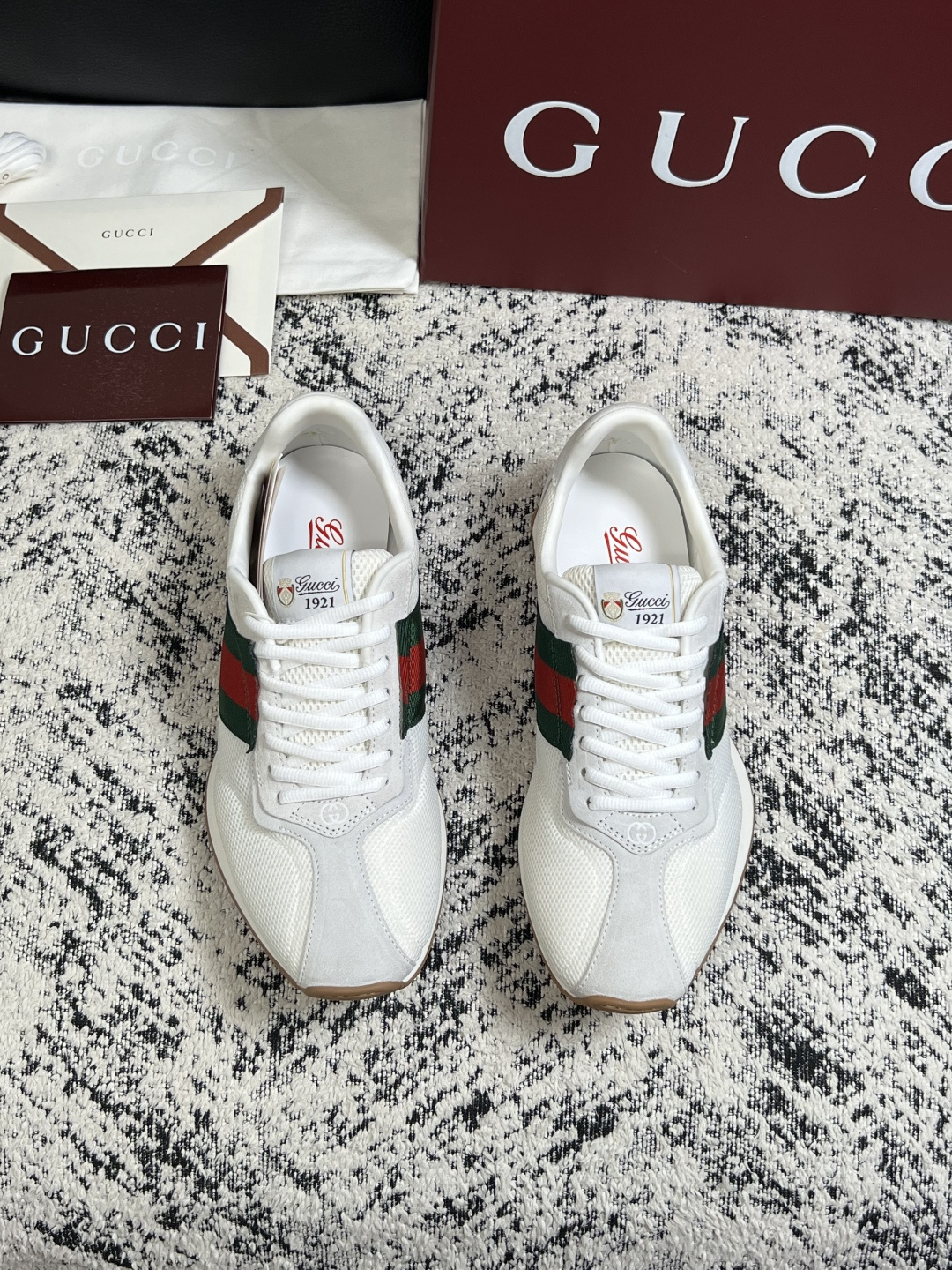 Gucci 高品质  顶级工艺品  古奇  专柜新款原厂配置，意大利进口牛皮面料，进口牛皮内里垫，透气舒适，鞋底：原厂特