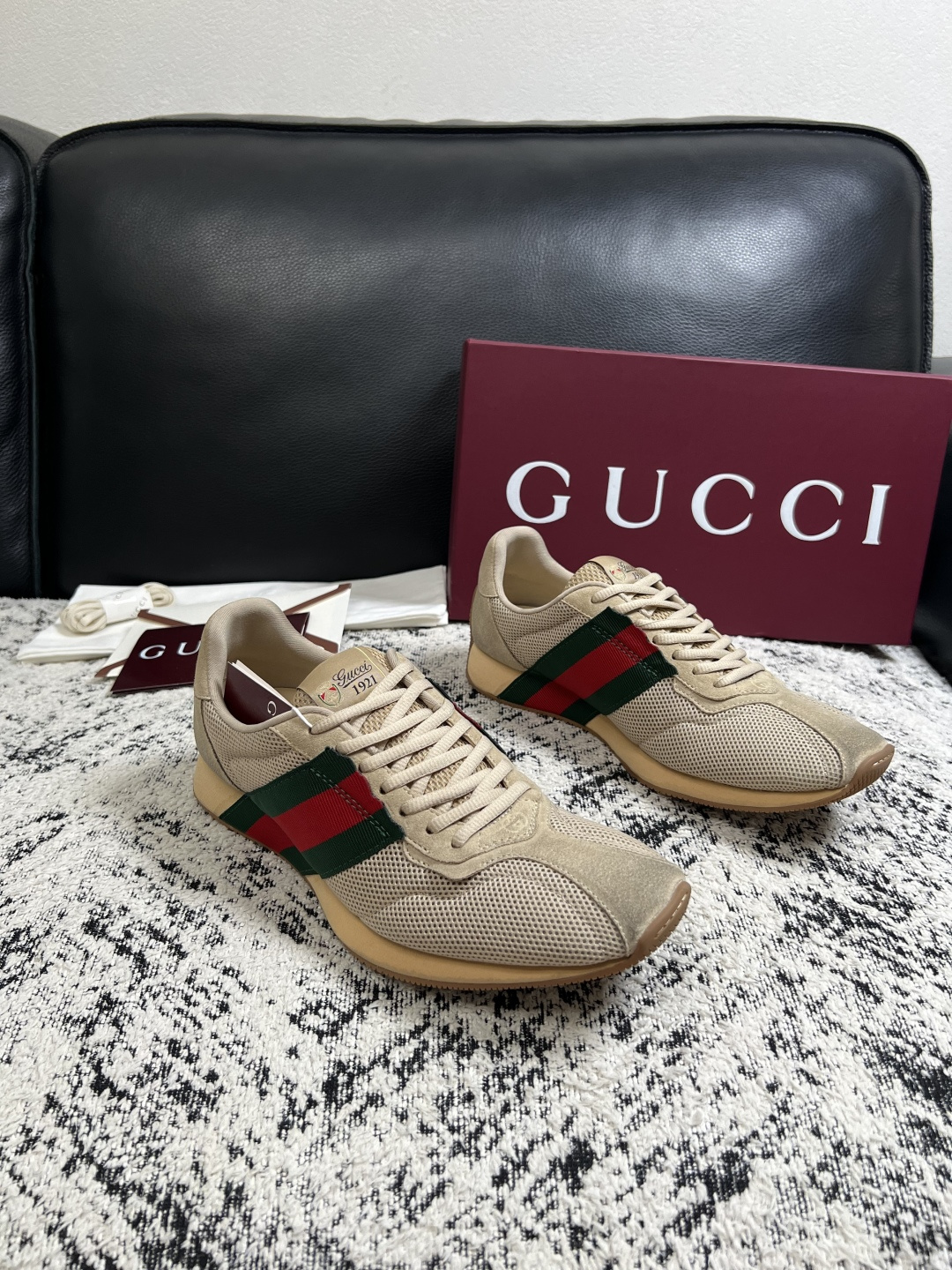 Gucci 高品质  顶级工艺品  古奇  专柜新款原厂配置，意大利进口牛皮面料，进口牛皮内里垫，透气舒适，鞋底：原厂特
