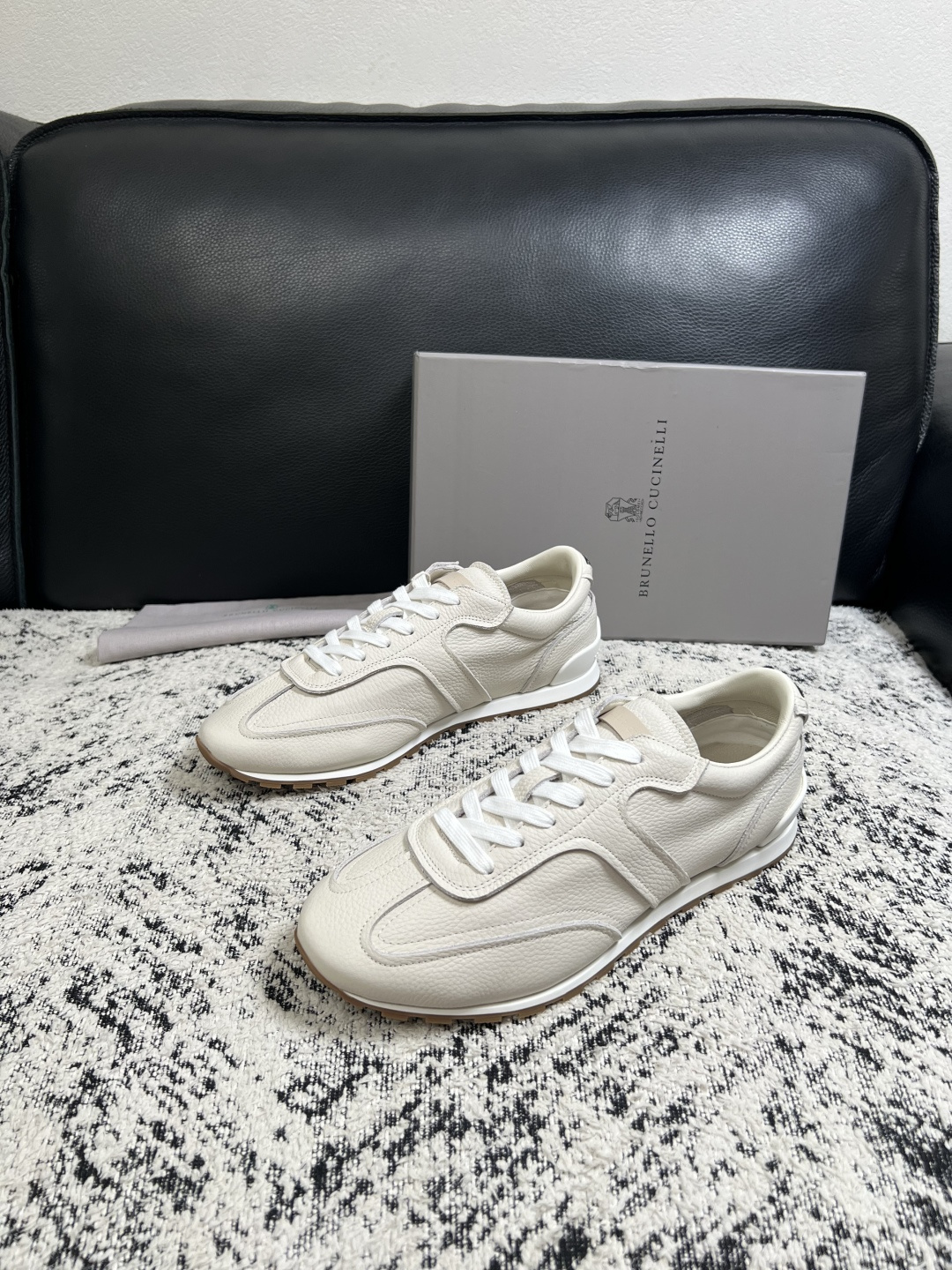Brunello Cucinelli  高品质 顶级工艺品  BC  专柜同步原厂配置，意大利进口牛皮面料牛内里垫，高品